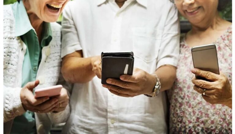 Bridging the Digital Gap: How Simple Smartphones Empower Seniors